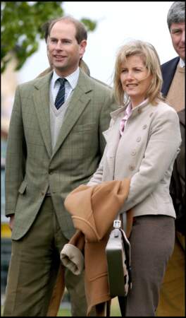 En 1993, le prince Edward rencontre Sophie Rhys-Jones, lors d’un tournoi de tennis caritatif. 