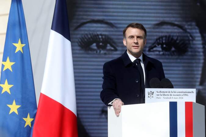 Le président de la République, Emmanuel Macron lors de la cérémonie publique de scellement de la loi constitutionnelle du 8 mars 2024 portant sur la liberté de recourir à l’interruption volontaire de grossesse (IVG), au ministère de la Justice, place Vendôme, à Paris.