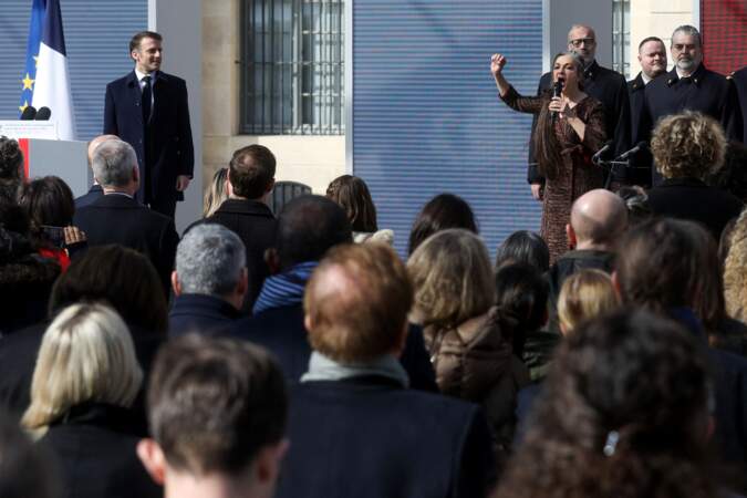 Catherine Ringer chante la Marseillaise lors de la cérémonie publique de scellement de la loi constitutionnelle du 8 mars 2024 portant sur la liberté de recourir à l’interruption volontaire de grossesse.