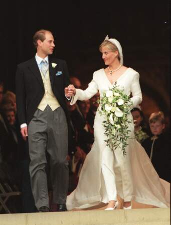 Le 19 juin 1999, leur mariage est célébré en la chapelle Saint-George du château de Windsor