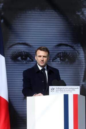 Le président Emmanuel Macron lors de la cérémonie publique de scellement de la loi constitutionnelle du 8 mars 2024 portant sur la liberté de recourir à l’interruption volontaire de grossesse.