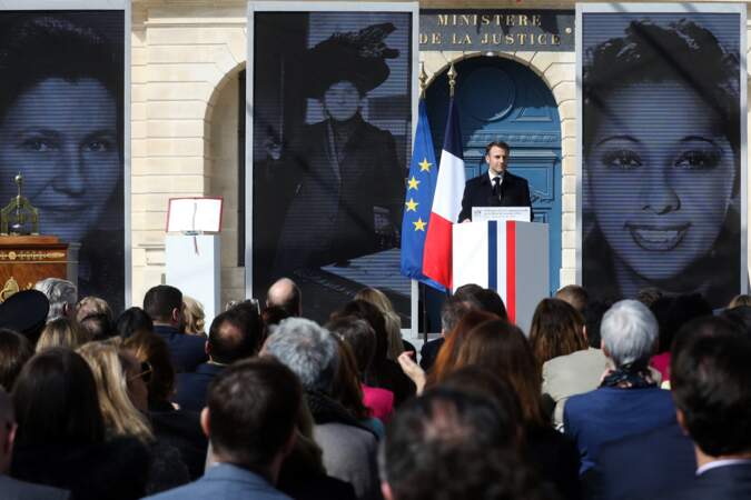 Le président Emmanuel Macron lors de la cérémonie publique de scellement de la loi constitutionnelle du 8 mars 2024 portant sur la liberté de recourir à l’interruption volontaire de grossesse.