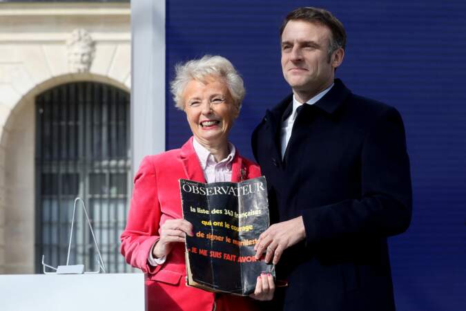 Le président Emmanuel Macron et l'auteure Claudine Monteil lors de la cérémonie publique de scellement de la loi constitutionnelle du 8 mars 2024 portant sur la liberté de recourir à l’interruption volontaire de grossesse.