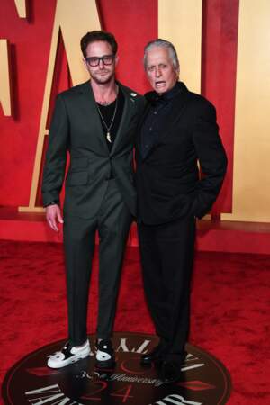 Cameron Douglas et Michael Douglas sur le tapis rouge de la soirée des Oscars 2024 de Vanity Fair.