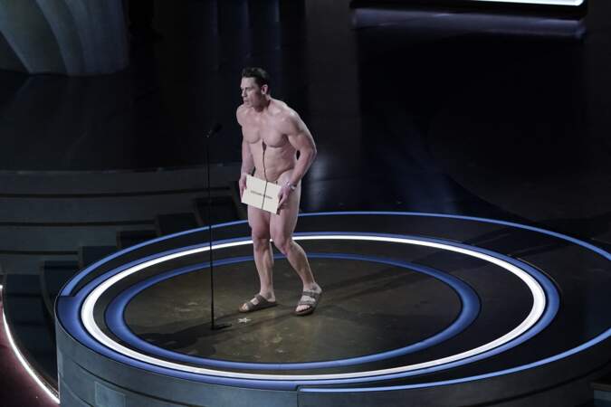 Durant la 96ᵉ cérémonie des Oscars, John Cena a présenté le prix de la réalisation en matière de conception de costumes, totalement nu.