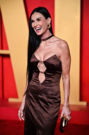 Demi Moore sur le tapis rouge de la soirée des Oscars 2024 de Vanity Fair.