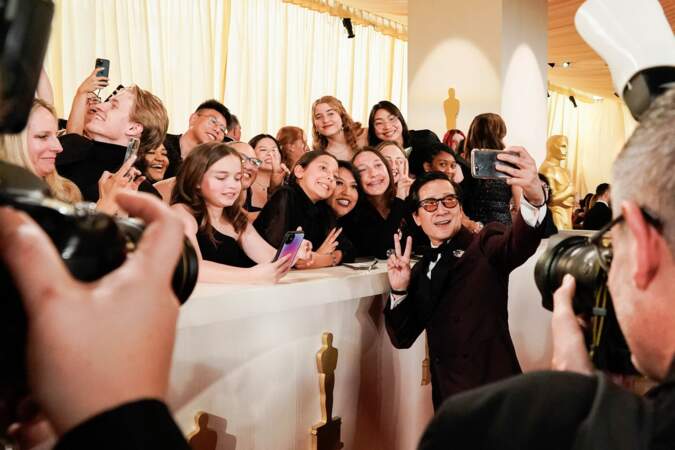 Ke Huy Quan sur le tapis rouge de la 96e cérémonie des Oscars.