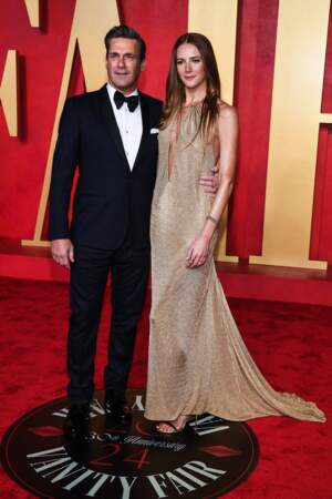Jon Hamm et Anna Osceola sur le tapis rouge de la soirée des Oscars 2024 de Vanity Fair.