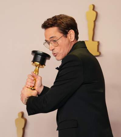 96ᵉ cérémonie des Oscars : Robert Downey Jr. célèbre son Oscar du meilleur acteur dans un second rôle pour Oppenheimer.