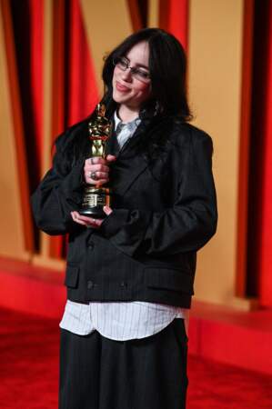Billie Eilish sur le tapis rouge de la soirée des Oscars 2024 de Vanity Fair.
