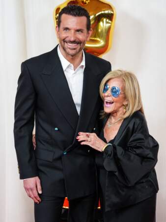 96ᵉ cérémonie des Oscars : Bradley Cooper et sa mère Gloria Campano.