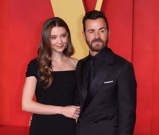 Justin Theroux et Nicole Brydon Bloom sur le tapis rouge de la soirée des Oscars 2024 de Vanity Fair.