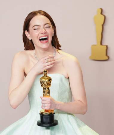 96ᵉ cérémonie des Oscars : Emma Stone explosée de rire.