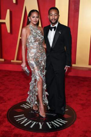 Chrissy Teigen et John Legend sur le tapis rouge de la soirée des Oscars 2024 de Vanity Fair.