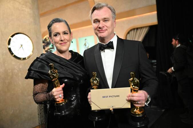 Emma Thomas et Christopher Nolan acceptent le prix du meilleur film pour Oppenheimer dans les coulisses de la 96ᵉ cérémonie des Oscars.