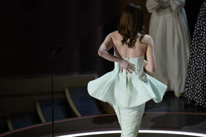 Emma Stone a dû tenir sa robe après avoir quitté la scène sur laquelle elle a reçu le prix de la meilleure actrice dans un rôle principal pour Pauvres créatures.
Il y a eu beaucoup d'autres moments cocasses durant la cérémonie.