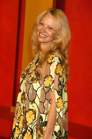 Pamela Anderson sur le tapis rouge de la soirée des Oscars 2024 de Vanity Fair.