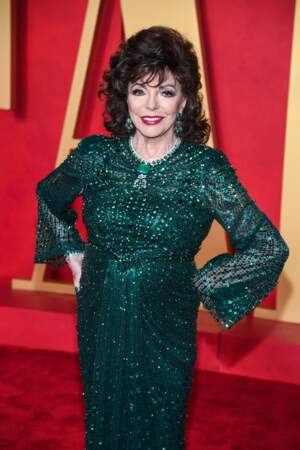 Joan Collins sur le tapis rouge de la soirée des Oscars 2024 de Vanity Fair.
