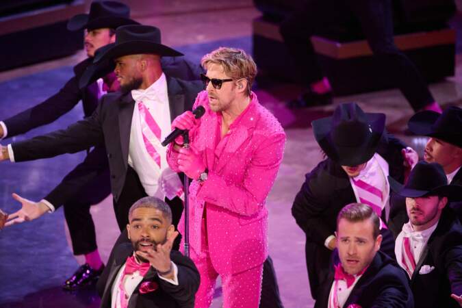 Ryan Gosling tout vêtu de rose à la 96ᵉ cérémonie des Oscars à Hollywood.