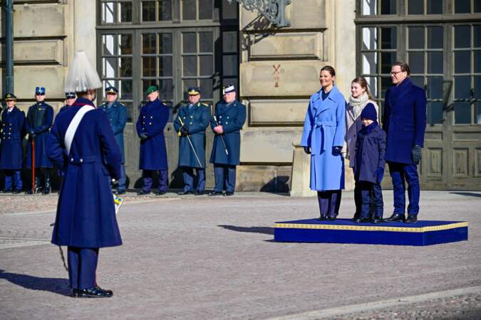 La princesse Victoria et le prince Daniel de Suède, accompagnés du prince Oscar et de la princesse Estelle, célèbrent la cérémonie de la Sainte Victoria à Stockholm.