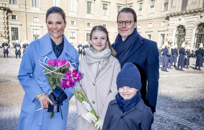 La princesse Victoria et le prince Daniel de Suède, accompagnés du prince Oscar et de la princesse Estelle, célèbrent la Sainte Victoria à Stockholm.