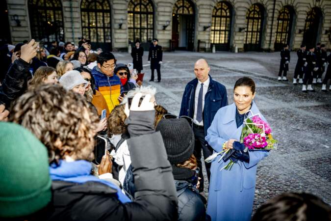 Après la cérémonie, la famille de la princesse héritière a salué la foule rassemblée au palais pour marquer l'occasion.