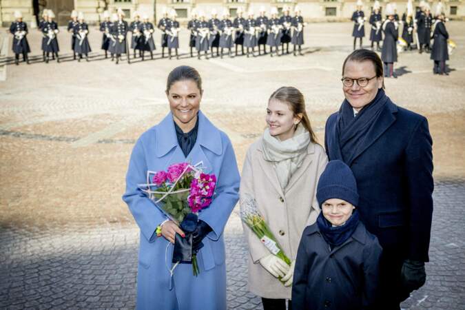 La princesse Victoria et le prince Daniel de Suède, accompagnés du prince Oscar et de la princesse Estelle, célèbrent la cérémonie de la Sainte Victoria.