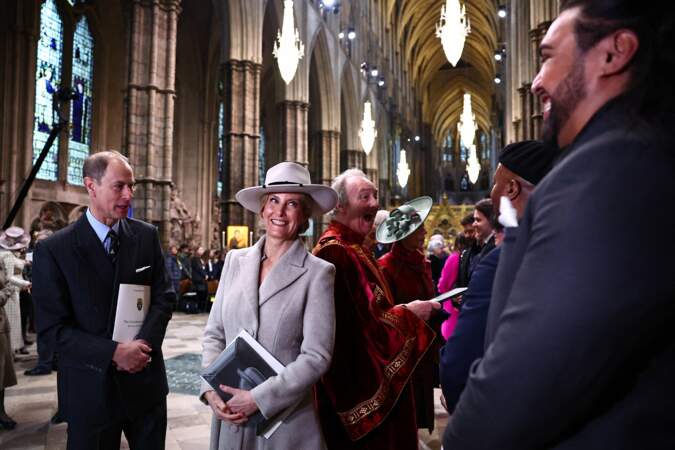 Le duc et la duchesse d'Édimbourg s'adressent à la chanteuse néo-zélandaise Benson Wilson (à droite) lors de la cérémonie annuelle du Commonwealth Day à l'abbaye de Westminster à Londres.