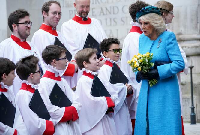 La reine Camilla s'adresse aux membres de la chorale alors qu'elle quitte le service annuel de la Journée du Commonwealth à l'abbaye de Westminster à Londres. 