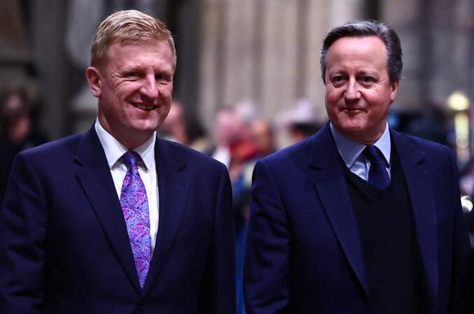 Le chancelier du duché de Lancaster et vice-premier ministre Oliver Dowden (à gauche) et le ministre des Affaires étrangères Lord David Cameron (à droite) assistent au service annuel de la Journée du Commonwealth à l'abbaye de Westminster à Londres.