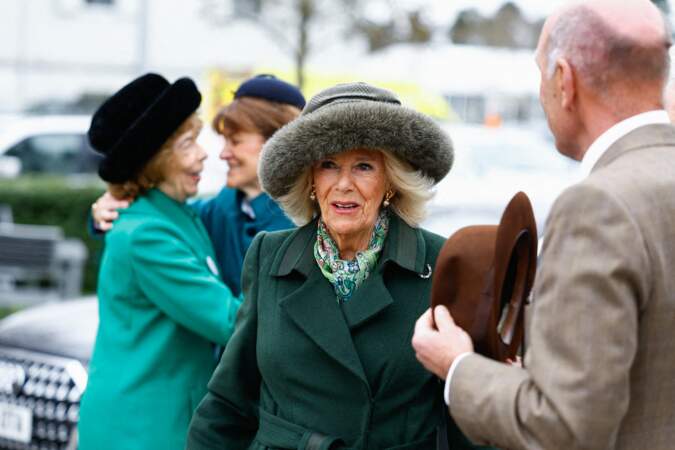 La reine Camilla est vêtue d'un beau manteau vert sapin, associé à un chapeau bien chaud.