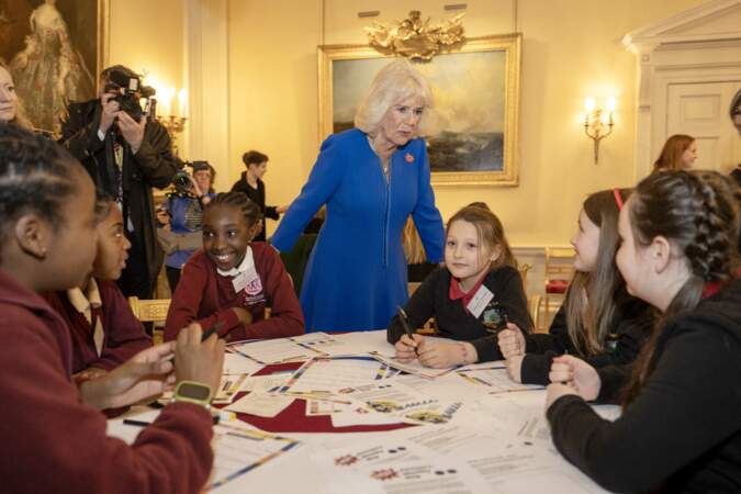 La reine Camilla échange avec des jeunes filles 