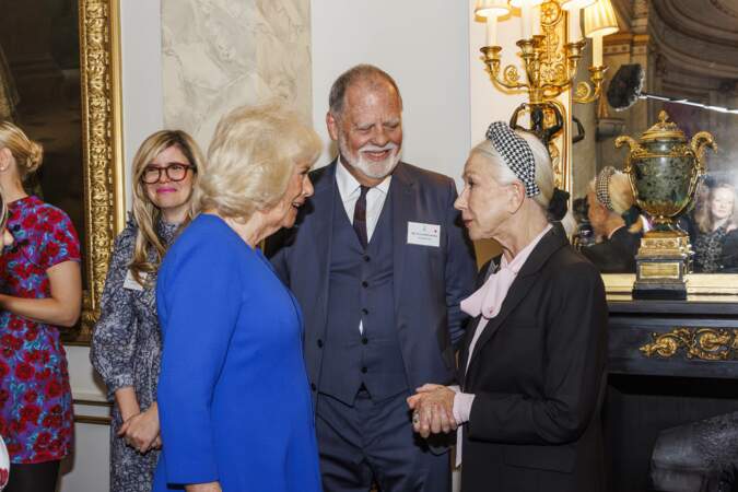 L'actrice Helen Mirren échange avec la reine Camilla 