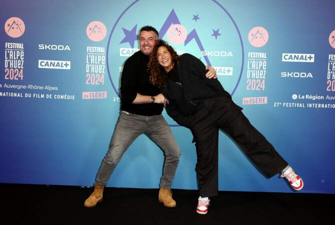 Arnaud Ducret et Manon Azem font la promotion de Mercato au photocall des arrivées de la cérémonie de clôture du 27ᵉ Festival International du Film de Comédie de l'Alpe d'Huez.