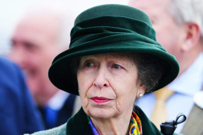 La princesse Anne, couverte par son chapeau vert, est de retour pour sa nouvelle journée de courses