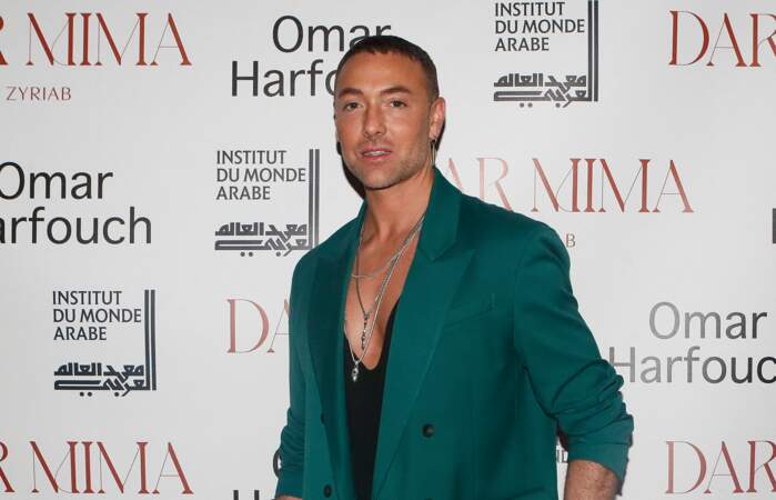 Maxime Dereymez est né le 29 mars 1982. Il débute sa carrière à la télévision en dansant avec Fauve Hautot en 2006 dans l'émission Dancing Show 