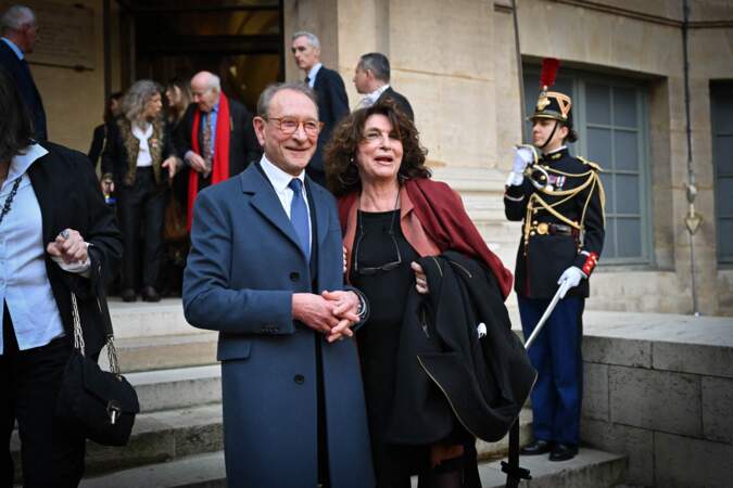 Bertrand Delanoë, l'ancien maire de Paris, est également présent