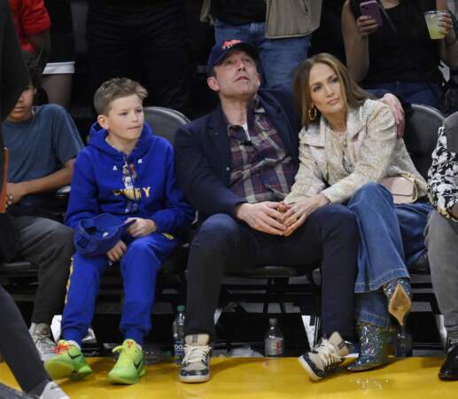 Jennifer Lopez et Ben Affleck se tiennent la main au match de la NBA.