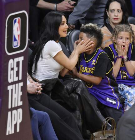Kim Kardashian et son fils Saint West complices pendant le match.