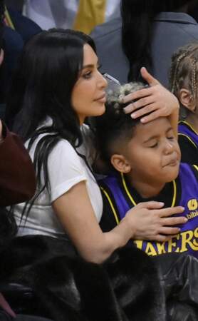 Kim Kardashian au match de la NBA avec Saint West.