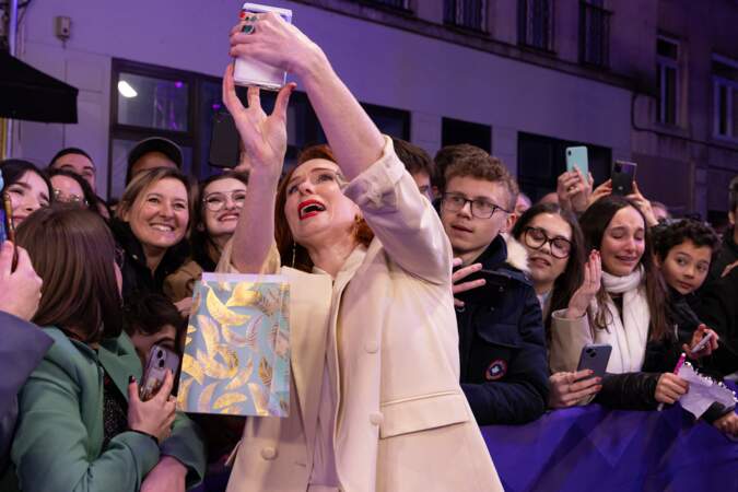 Festival Séries Mania jour 2 : Audrey Fleurot prend des selfies avec le public.