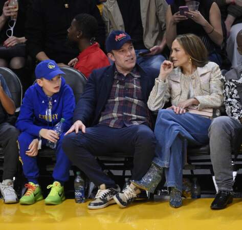 Jennifer Lopez et Ben Affleck commentent le match des Lakers.