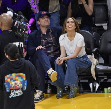 Jennifer Lopez et Ben Affleck sont assis à côté du terrain pendant le match de NBA.