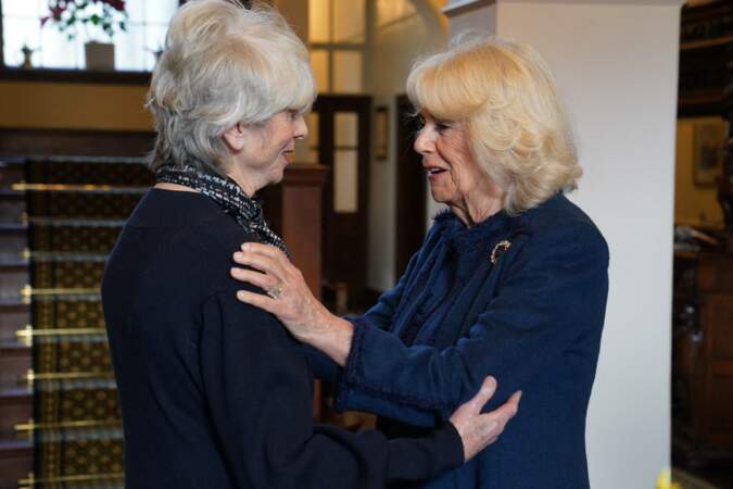 La reine Camilla (à droite) rencontre Diana Parkes CBE, fondatrice de la Fondation Joanna Simpson, lors d'une visite à Government House.