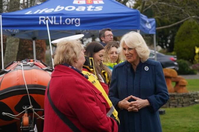 La reine Camilla (à droite) rencontre des représentants de la RNLI lors d'une visite à Government House.