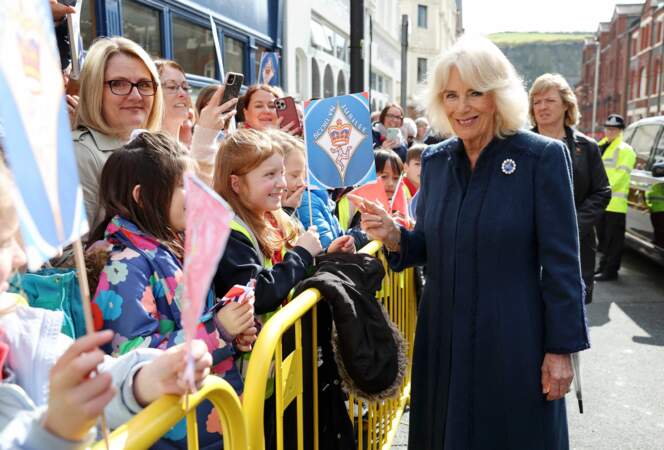 La reine Camilla rencontre des membres du public lors d'une visite au Douglas Borough Council sur l'île de Man.