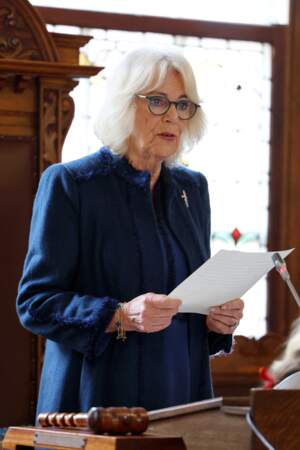 La reine Camilla prononce un discours au nom du roi Charles III lors d'une visite au conseil municipal de Douglas.