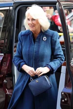 La reine Camilla rend ensuite visite au conseil municipal de Douglas sur l'île de Man. 