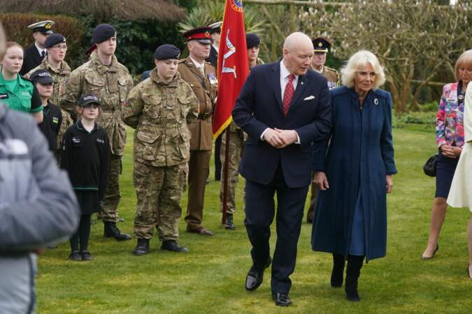 La reine Camilla avec le lieutenant-gouverneur de l'île de Man, Sir John Lorimer, lors d'une visite à Government House, à Onchan, sur l'île de Man.