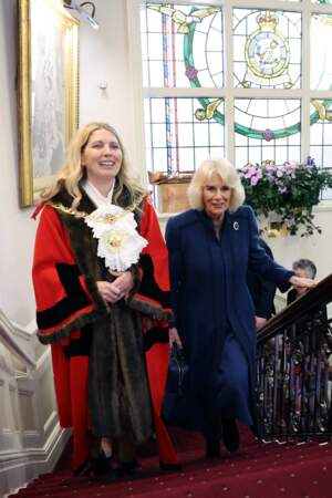 La reine Camilla et le maire de Douglas, Natalie Byron-Teare (à gauche), au conseil municipal de Douglas, sur l'île de Man.